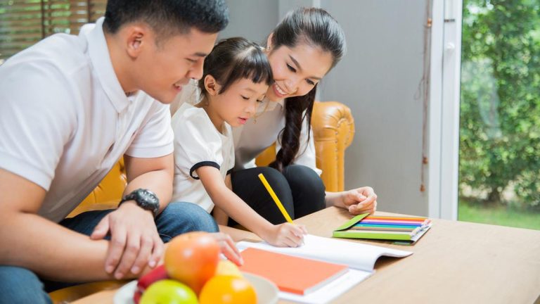 Gaya Parenting Generasi Milenial: Modern & Adaptif