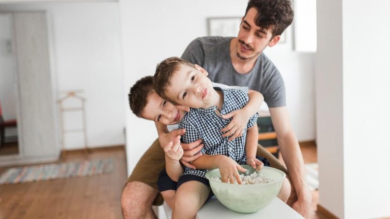 Peran Ayah dalam Pengasuhan Anak yang Penting & Positif